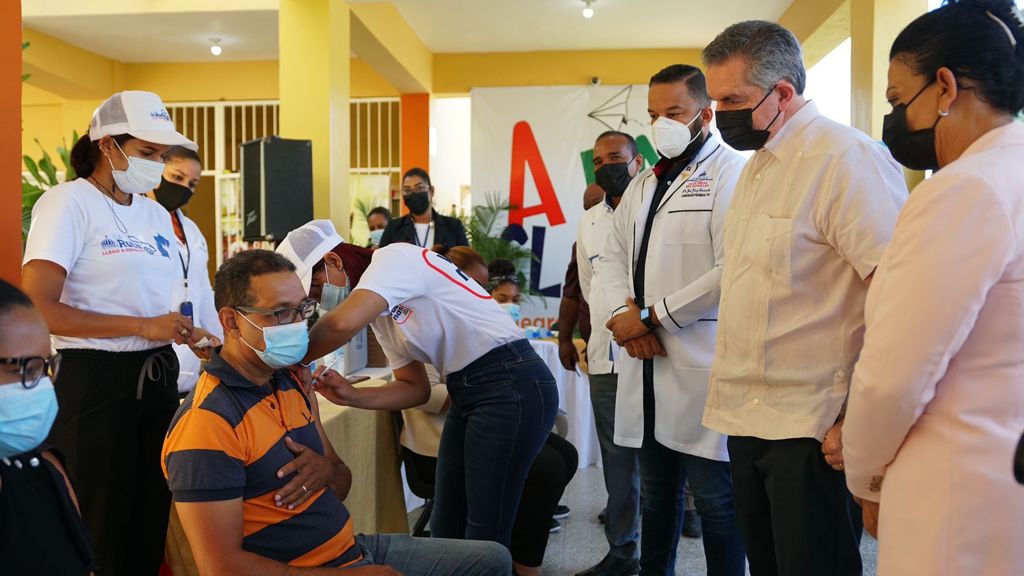 Neney Cabrera encabeza acto de inicio proceso de vacunación a estudiantes y docentes en la provincia Espaillat
