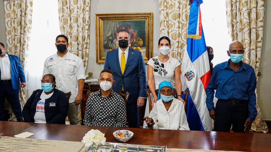 Neney Cabrera le cumple el sueño a señora de 111 años de conocer a la primera dama de la República Raquel Arbaje
